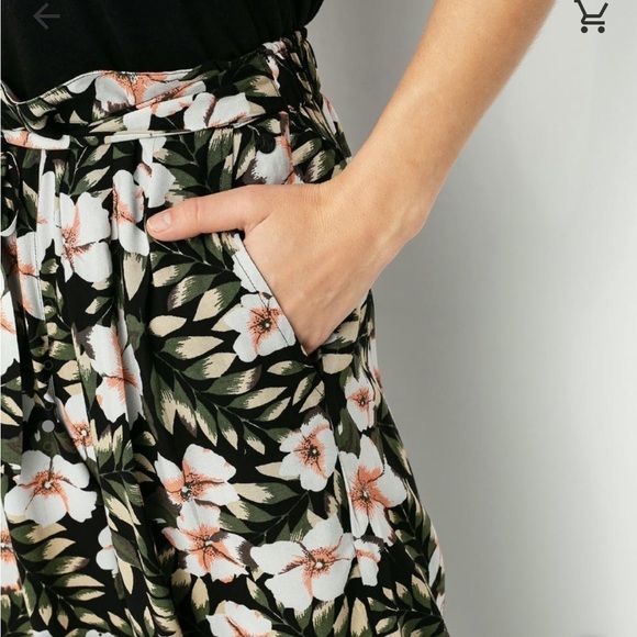 VOLCOM Womens Coco Beach Black Floral Wide Leg Pants Pull On High Waisted 0/2 - Picture 3 of 10